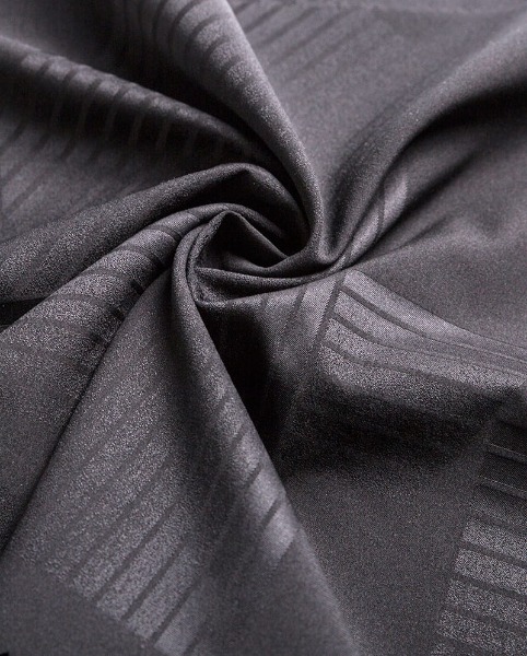 Quel rôle jouent la chaîne et la trame dans la structure globale d’un tissu tissé ?